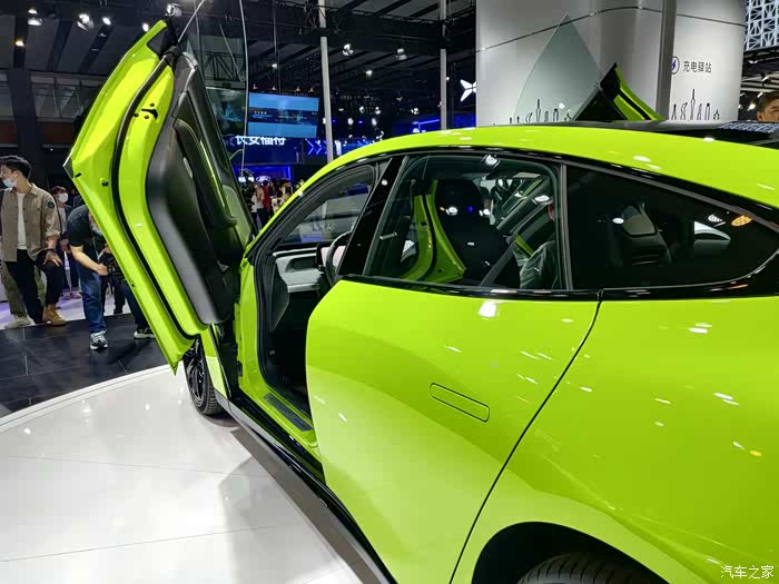 哇撒这就是传说中的小鹏p7剪刀门