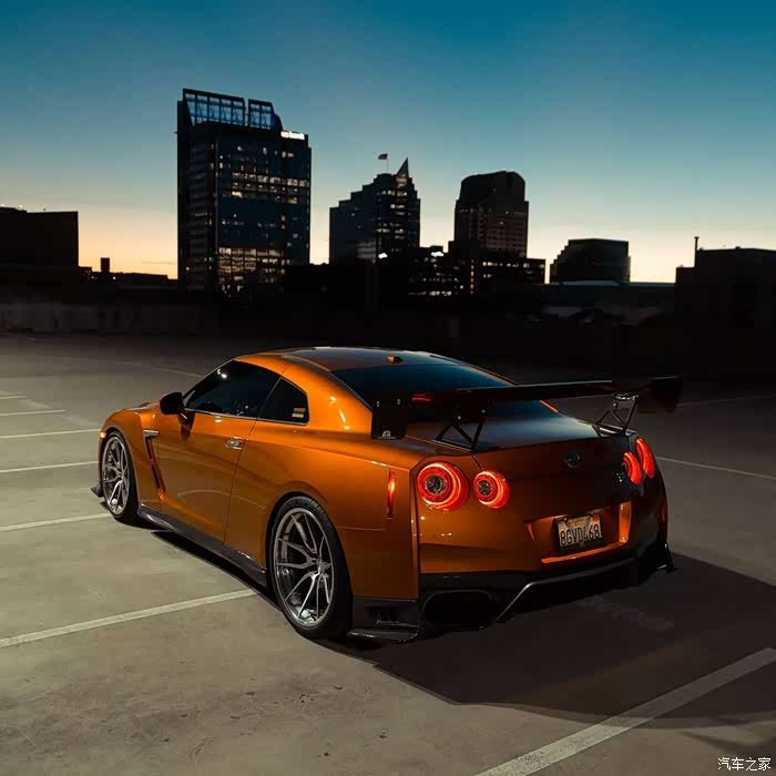 帅气的日产战神gtr,动力十足,外观优雅,在城市里真是美极了