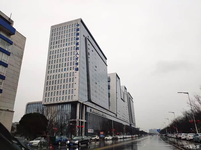 驾驶雷凌双擎转转中国医药城