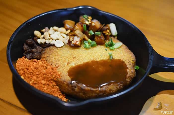 洋芋粑炸制金黄,再配以五香辣椒粉,香脆爽口.