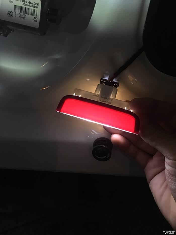 请问18速腾16自舒原车四门迎宾灯是装饰还是可亮的