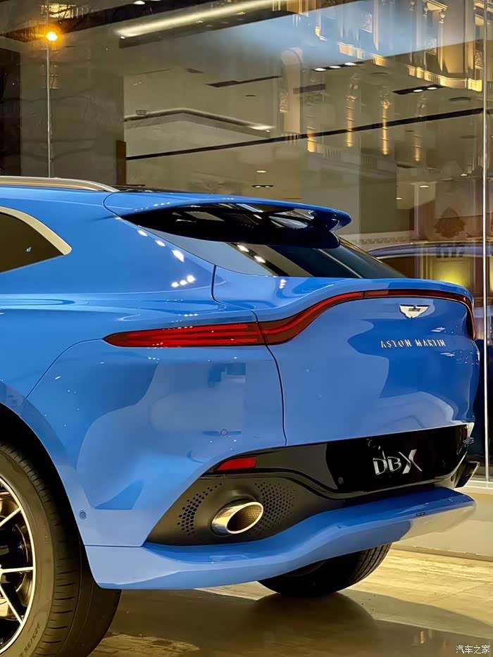 蓝色的阿斯顿马丁astonmartindbx真是酷炫