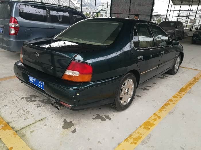 曾经的一代经典日产蓝鸟