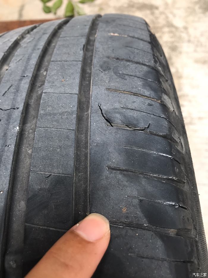 倍耐力p7ks,轮胎胎冠有比较深裂缝,使用2年,39000公里了,还有3,4mm才
