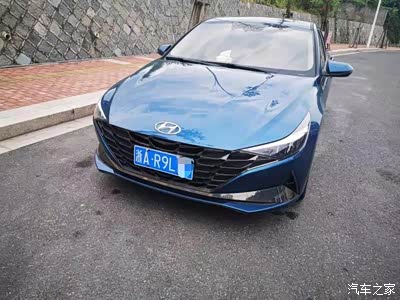 整个车子的细节设计做的真的非常棒,而且这个冰海蓝的颜色也是非常有