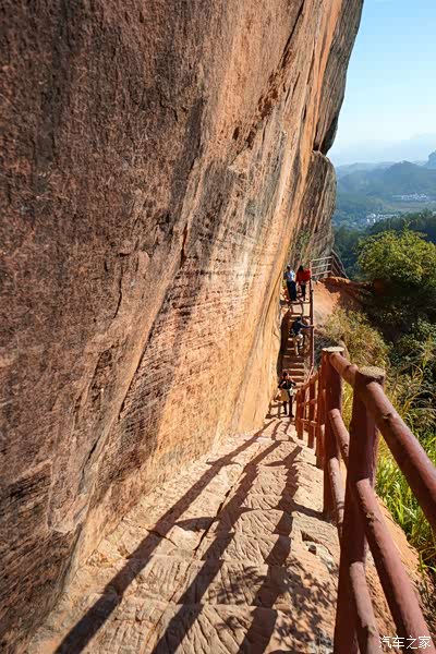 云崖栈道全两千米盘旋附在刀削样断崖处经过这里能够直达阳元山山顶