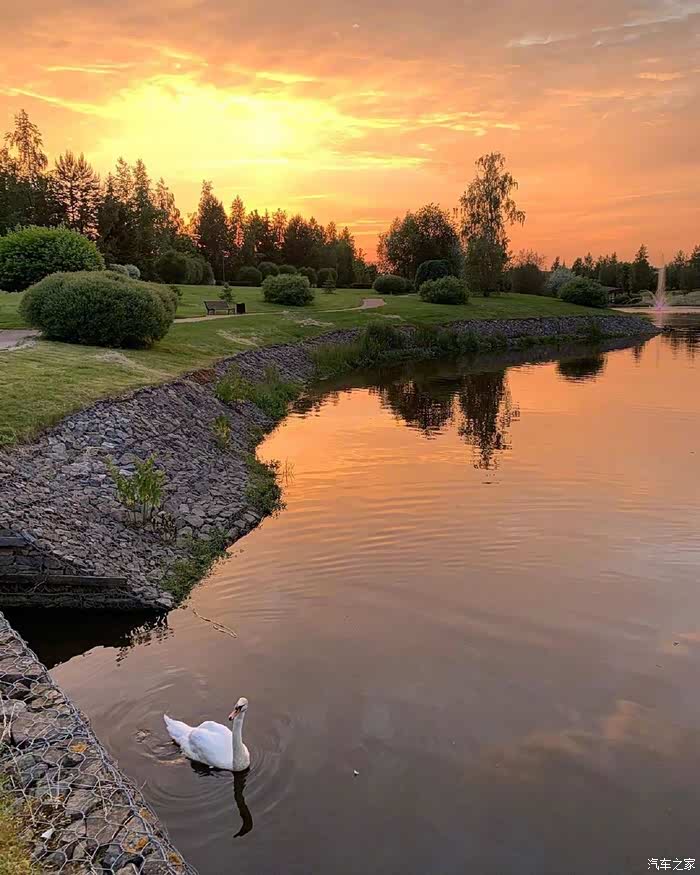 太阳温柔地升起,天空,脱离黑夜,此刻心情安静得很.