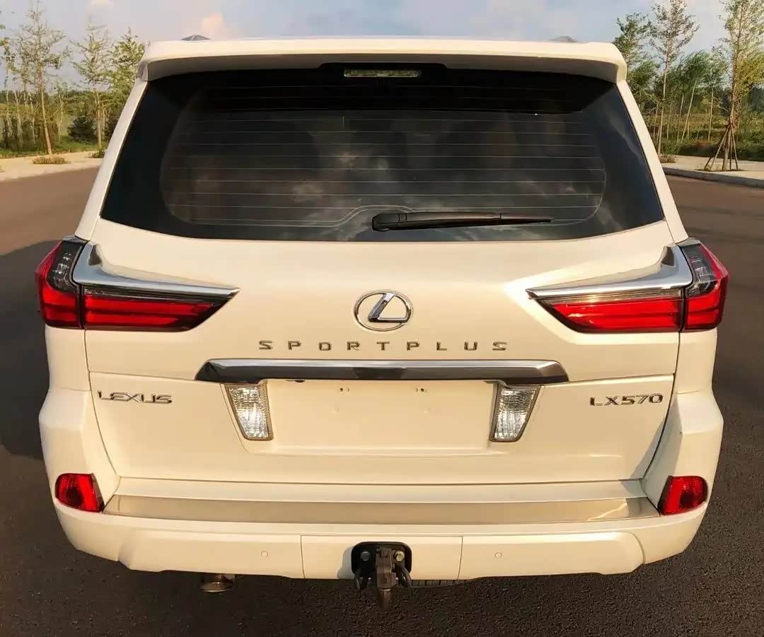 外观外观犀利,前脸夸张但又得体,整体造型丰满协调大雅_雷克萨斯lx