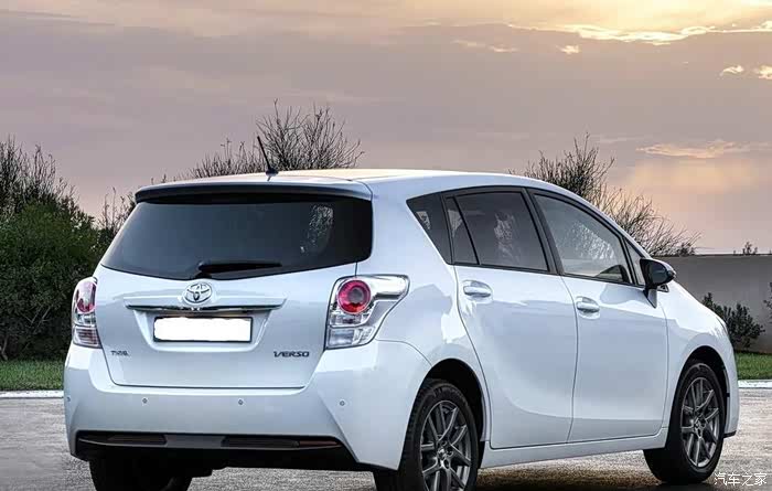 丰田verso的整体设计风格比较偏向于时尚年轻化.