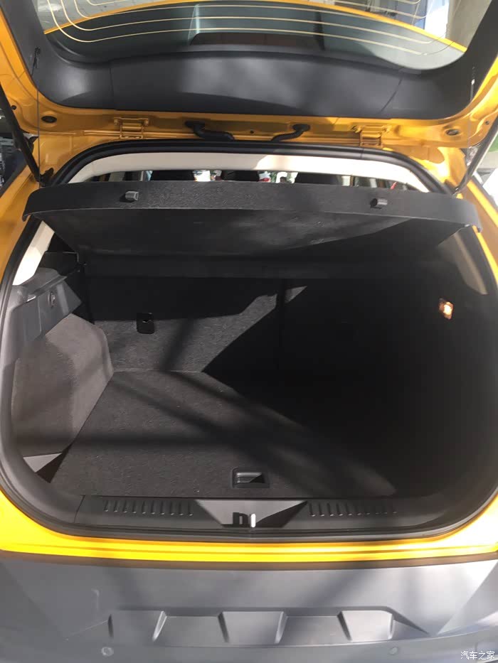 没有具体的数据展现后备箱空间 我个人感觉 这个空间绝对够用的