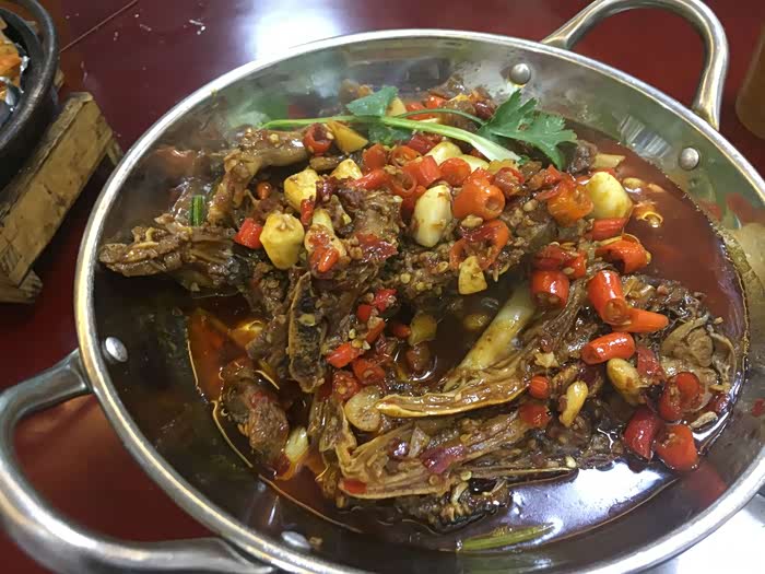 鸭三件,是鸭头,鸭爪,鸭翅