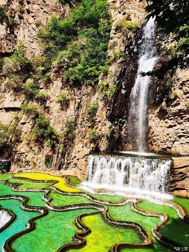 七彩池:虽然是人造景点,但出片率超高,有点像九寨沟的感觉,400米落差