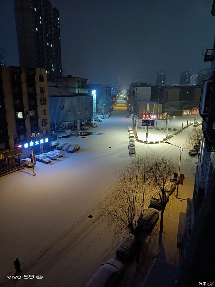 东北夜景带雪