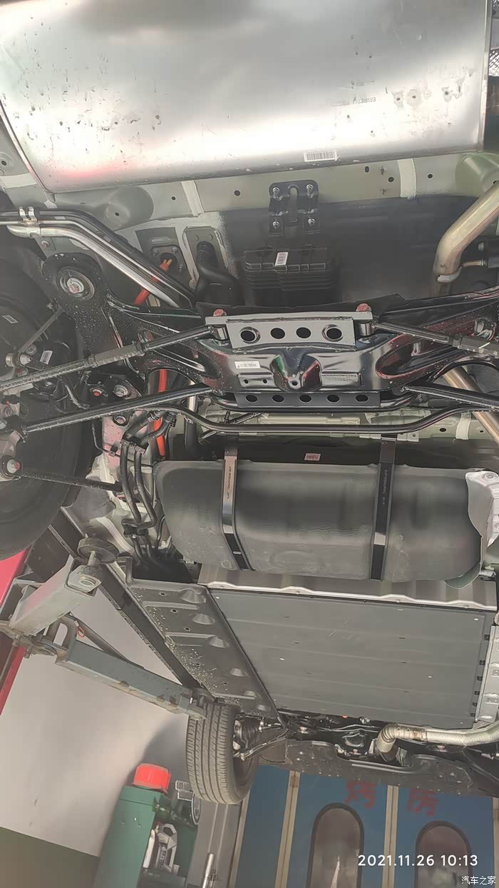 宋plusdmi喷涂底盘装甲和排气管防锈