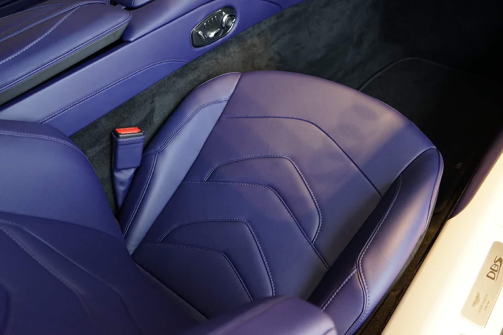 蓝色内饰特别的少见,给人感觉特别温暖.
