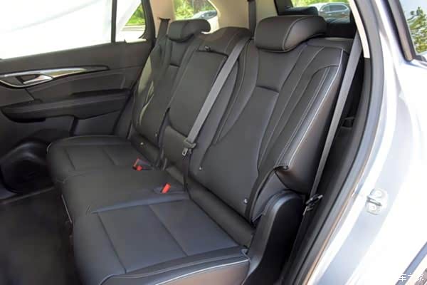 体验昂科威plus内饰豪华空间大