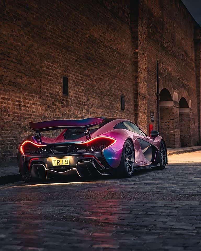 mclaren p1在伦敦街头,这台p1颜色美炸了!
