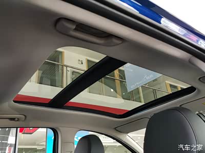 大尺寸的全景天窗带来的是明亮舒服的感受.