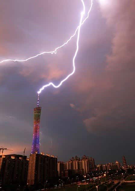 雷雨下的广州,伴着闪电.