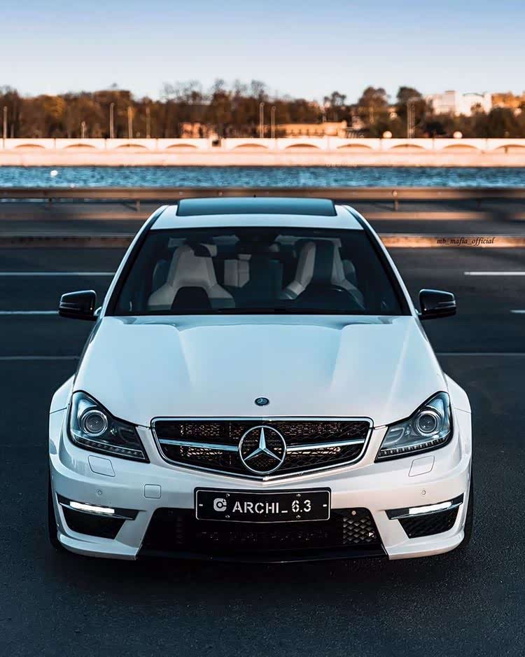 w204 c63 amg,有棱有角的外观是真心帅