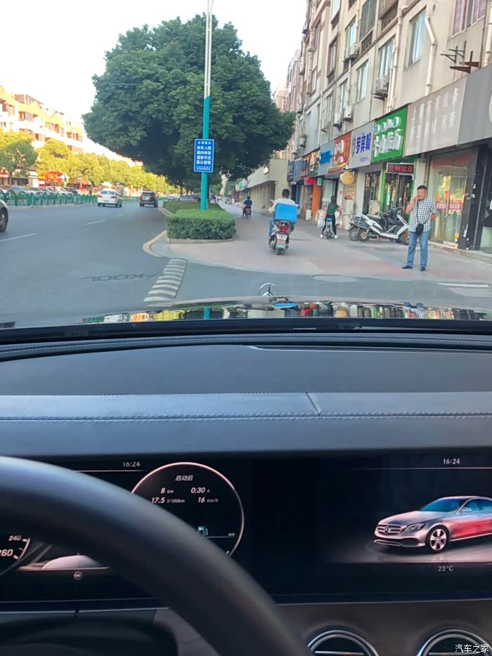 谁有车内拍立标的照片,立标正常开车看不到吗?