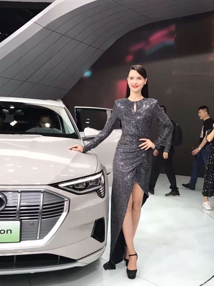 奥迪车模很国际范,厉害