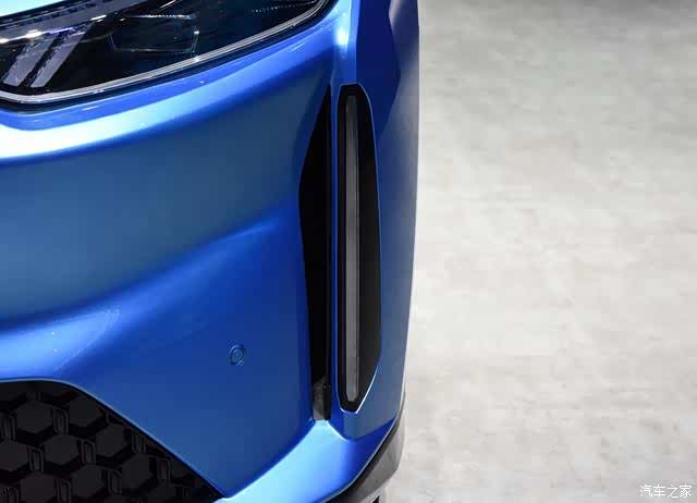 大灯采用贯穿式设计手法中央的一条led灯带与大灯连接在一起