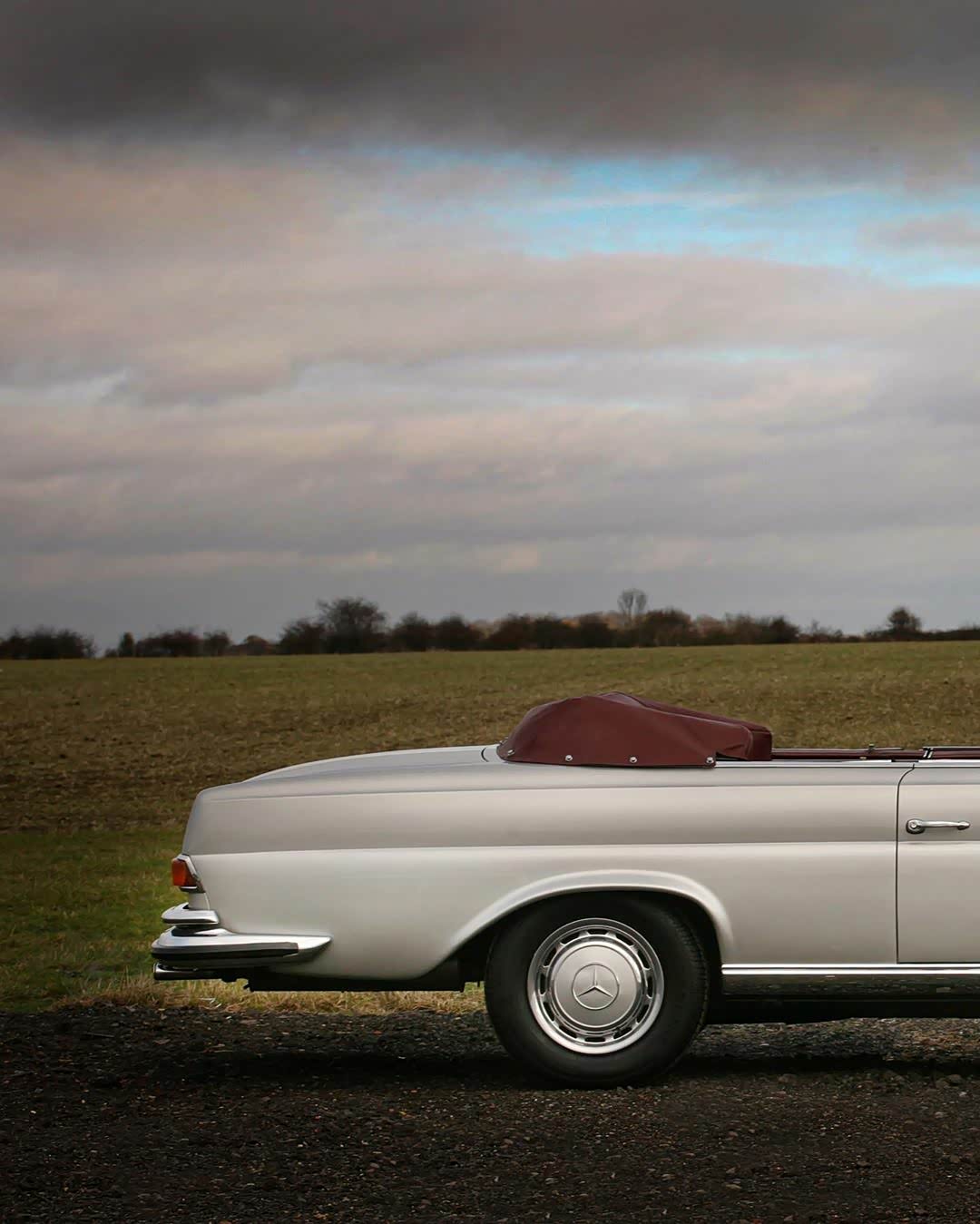 奔驰280se敞篷跑车,想当年跑在柏林的道路上也是一道亮丽的