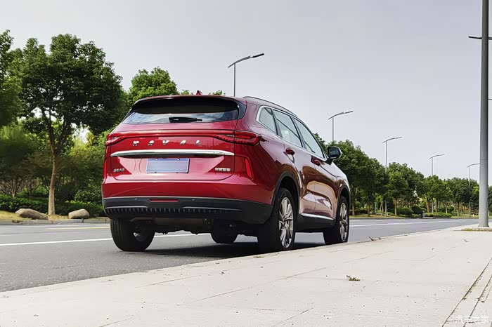 开着第三代哈弗h6红色铠甲加身精神头十足