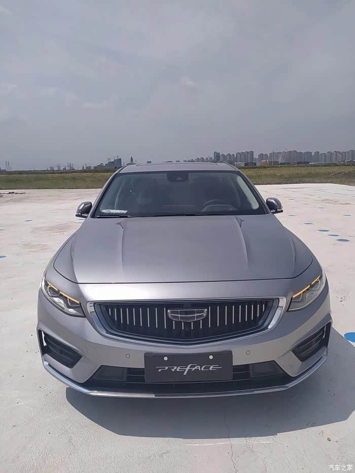 我觉得吉利博瑞是最美的国产b级车,这个颜色真帅气.