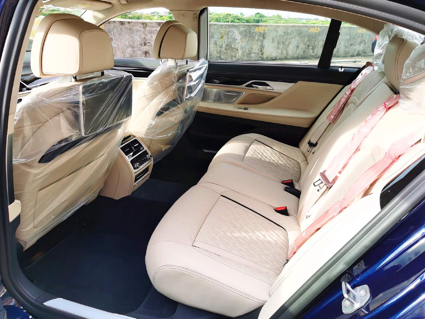 宝马750li ,八缸四驱大旗舰,丹泉石蓝,烟白内饰