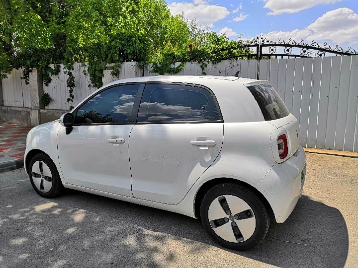 穿梭在城市间的白色靓丽风景线——欧拉r1