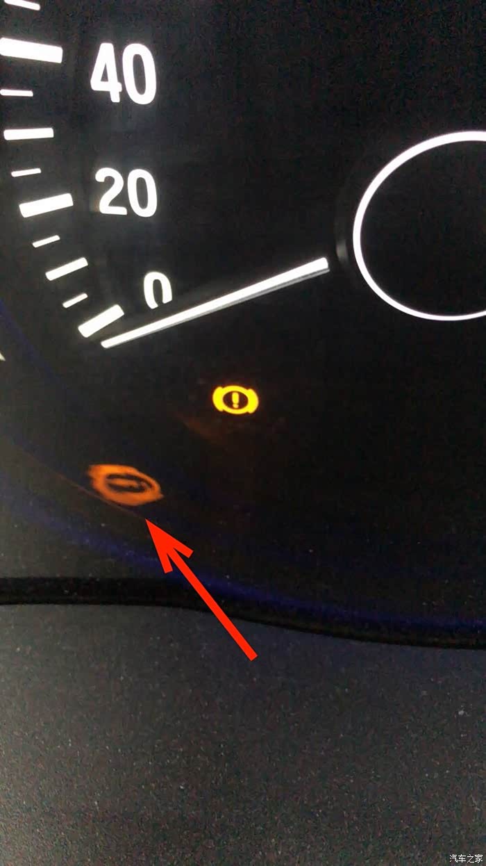 时遇到的情况,她小手一抖没拍清楚,自己又说查了百度,重启车辆没有了