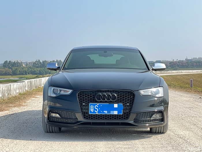 奥迪s5高颜值兼顾驾驶感受以及家庭用车