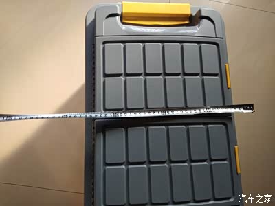 箱子的长度为59厘米 车载使用实测 评测总结 优点:箱子材质用料厚实