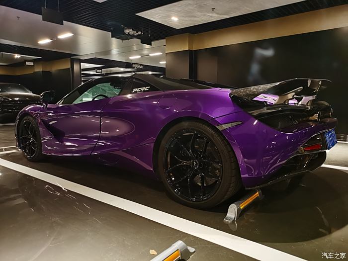 迈凯轮720s紫色图片