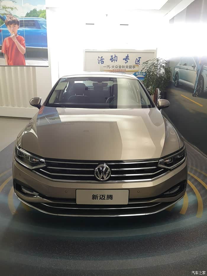 迈腾星耀金看起来跟宝马三系金色很像