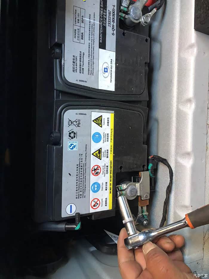 有钱没钱回家过年春节前给别克威朗更换瓦尔塔agm蓄电池