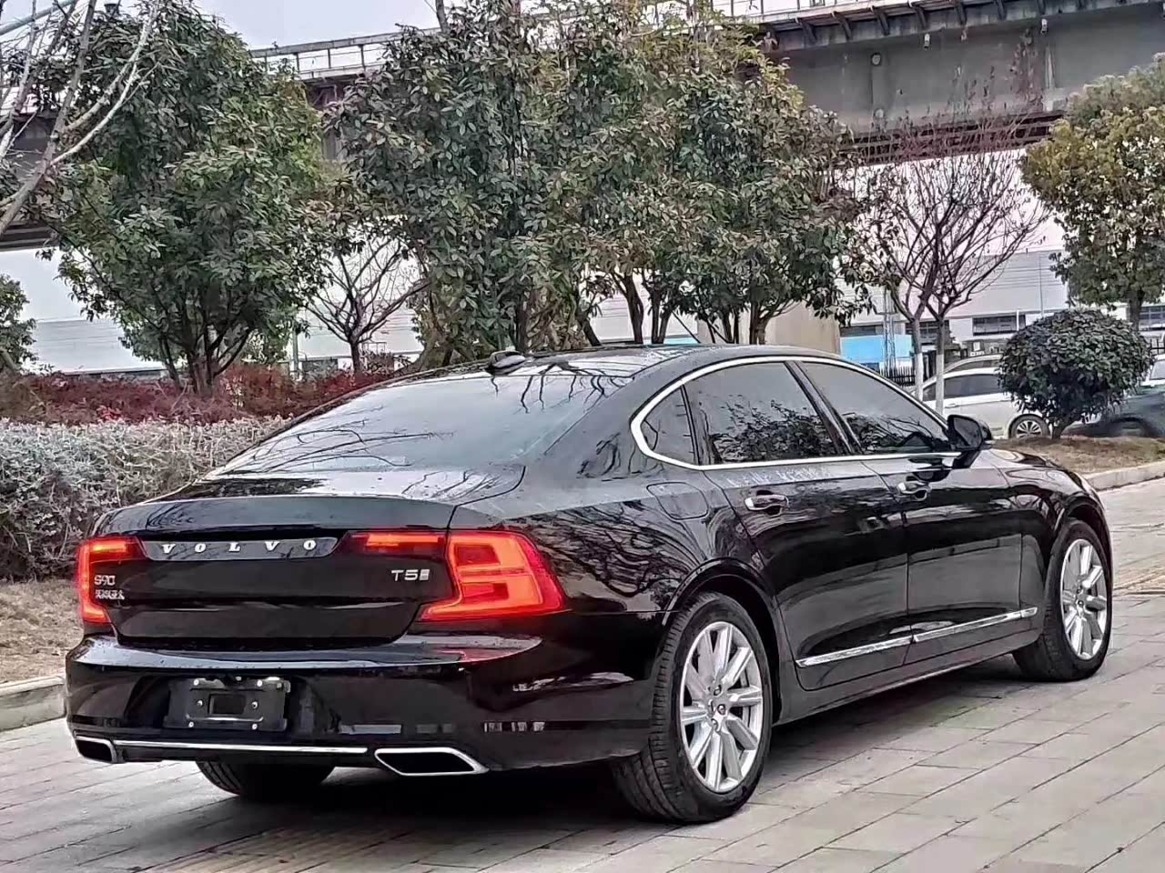 微贴:沃尔沃s90t5智逸豪华版,黑外棕内绅士风范