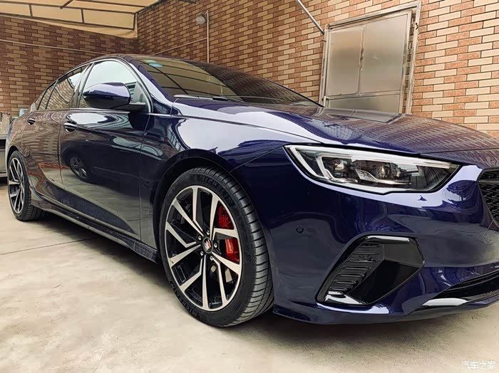 看中了君威gs28t,但是不喜欢那个黑色轮毂,请问有其他款吗?