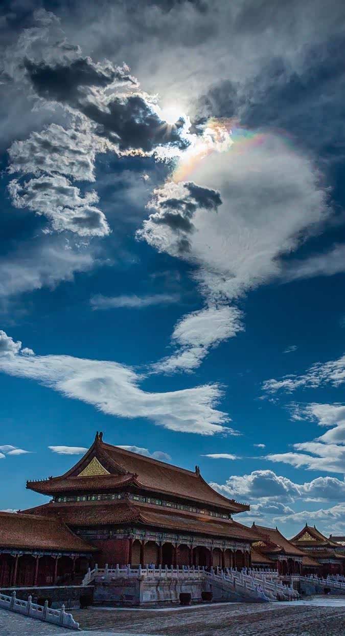 初秋雨后的蓝天白云与红墙金瓦的故宫是绝配