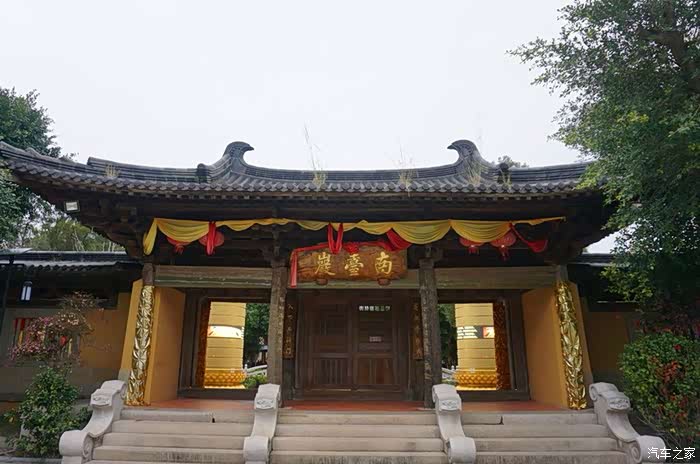 再往前走就出南台寺,山门上书"南台岩".