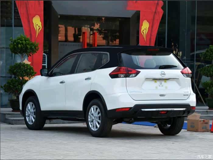 奇骏贴膜悬浮黑顶