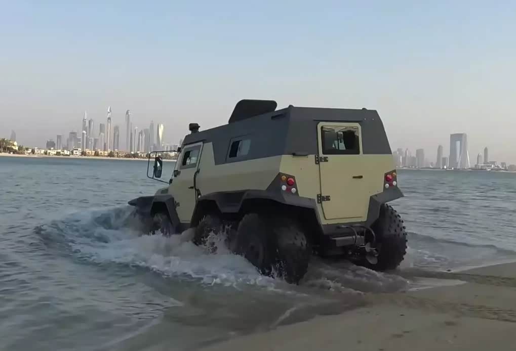 霸气十足的八轮越野车,性能强悍无比