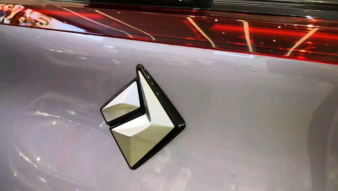 立体的宝骏钻石标,是比原来的马头标看到起有档次些