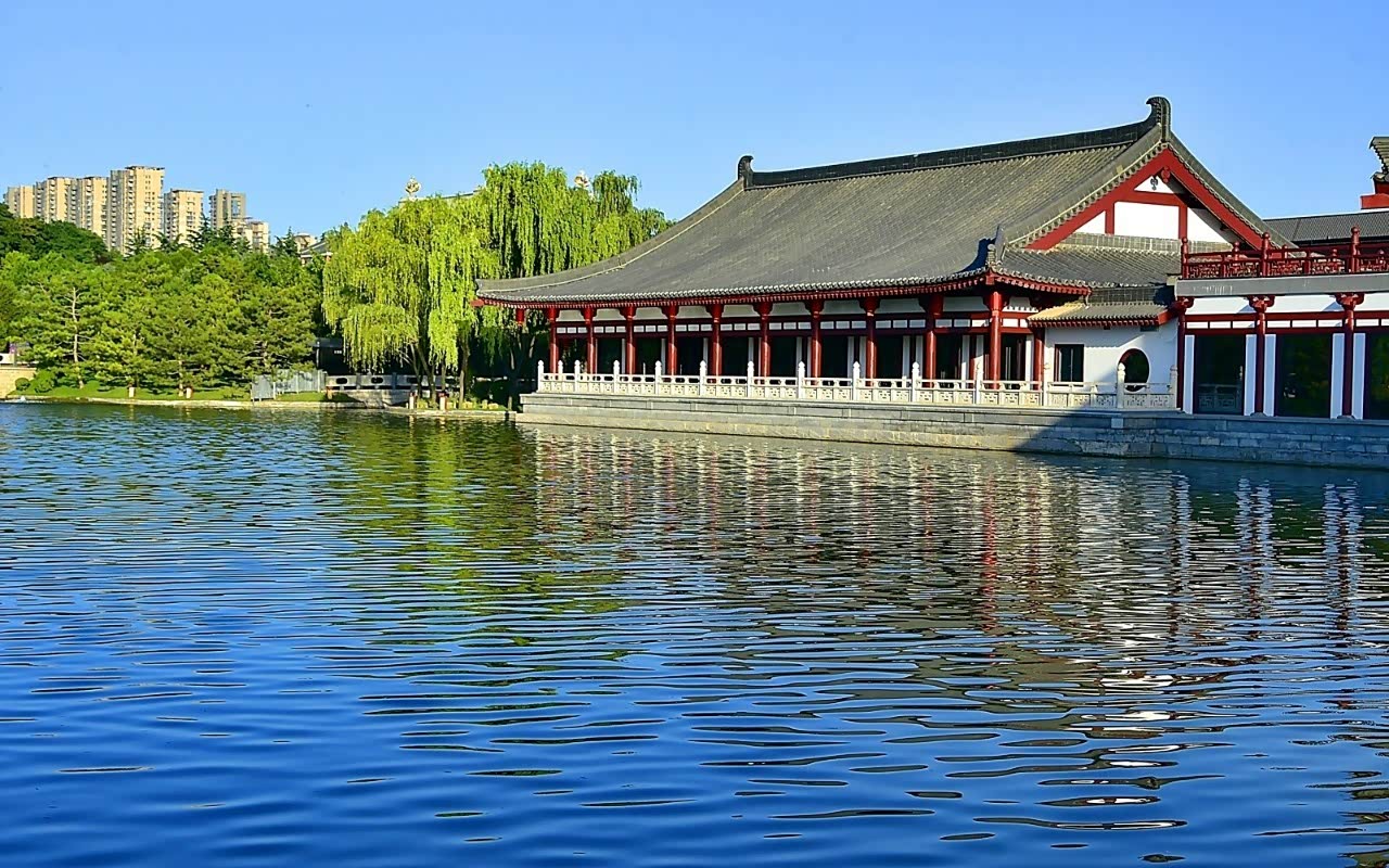 清澈见底的湖水,古香古色的亭台