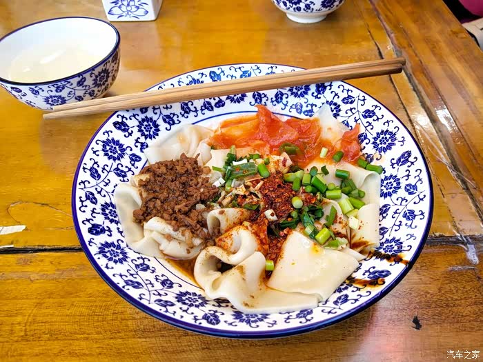 油泼 西红柿 肉臊子三合一的裤带面,吃起来真的是津津有味,吃完一碗还