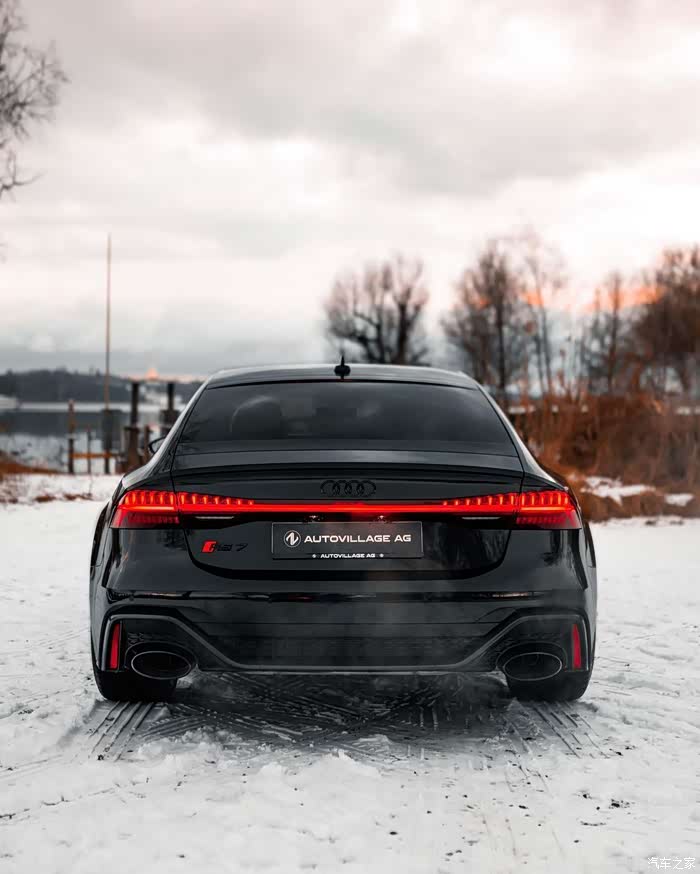 一枚漂亮的黑色奥迪rs7在雪地里还是那样楚楚动人喜欢了
