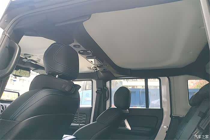 黑白控青年选择黑白色越野车,bj40 plus用车一年作业