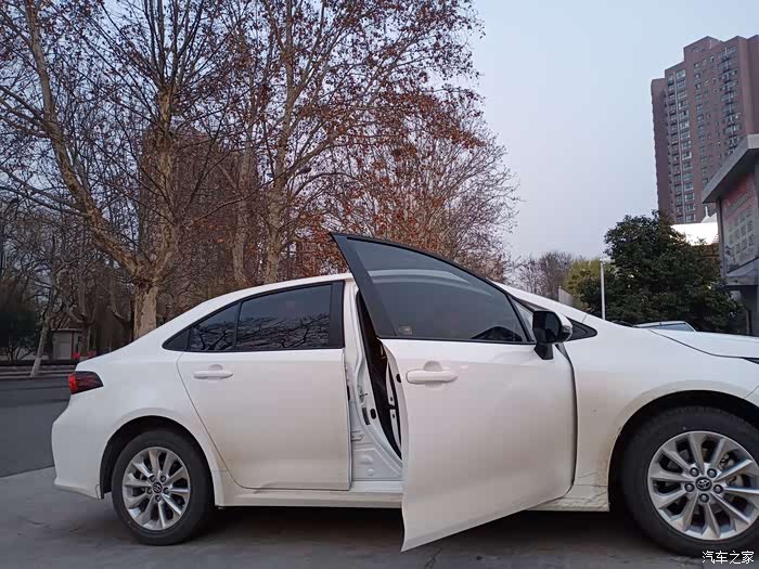 卡罗拉车门开合度很大,人性化,肥胖的车友一点不担心的.